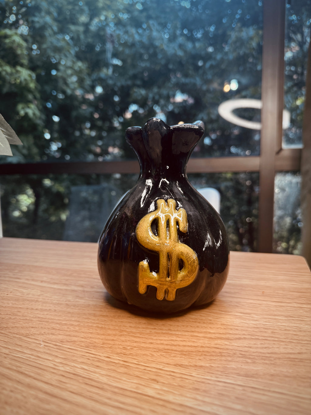 🙏🏼🙌🏻💰 Alcancía Bolsa de Dinero Negra – Cerámica Pintada a Mano con Versículo Bíblico
