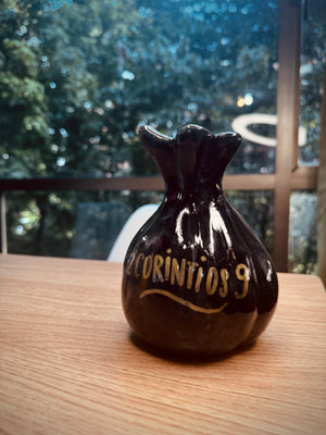 🙏🏼🙌🏻💰 Alcancía Bolsa de Dinero Negra – Cerámica Pintada a Mano con Versículo Bíblico